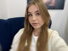 GoldenMirage - female webcam at xLoveCam