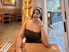 GraceLunaWallace - female with brown hair and  big tits webcam at xLoveCam