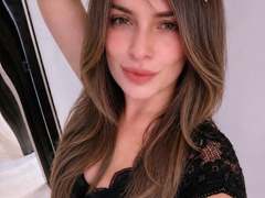 GynnaHykari - female with brown hair and  big tits webcam at xLoveCam