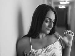 HannahRosee - female with brown hair and  small tits webcam at xLoveCam