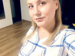HanterHello - female with brown hair webcam at xLoveCam