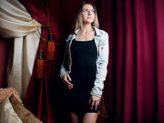 HarleyMoore - female with brown hair and  small tits webcam at LiveJasmin