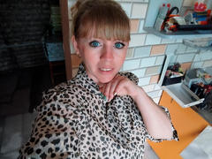 HayleyXRise - female with brown hair and  big tits webcam at ImLive