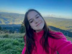 HeisseLouise-hot - female with brown hair webcam at xLoveCam