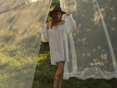 LisaWell - female with brown hair webcam at LiveJasmin