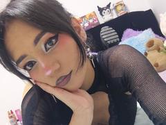 HenutmireRossi - female with black hair and  big tits webcam at xLoveCam