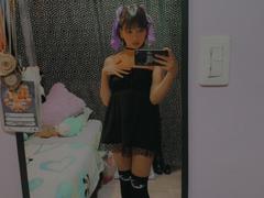HenutmireRossi - female with black hair and  big tits webcam at xLoveCam