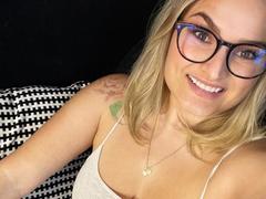 HollyBanks-hot - blond female webcam at xLoveCam