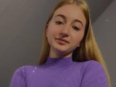 HollyTaillor - blond female webcam at xLoveCam
