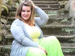 LucyXXL - female with brown hair and  big tits webcam at LiveJasmin