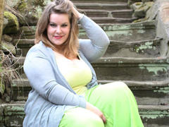 LucyXXL - female with brown hair and  big tits webcam at LiveJasmin