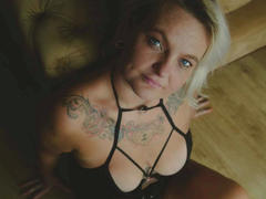 Hotblondi-hot - blond female webcam at xLoveCam
