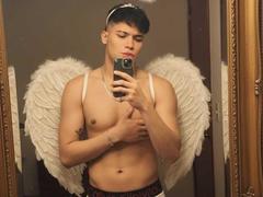 HottestKevin - shemale webcam at xLoveCam