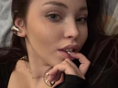 IceBabeDolly - female with brown hair webcam at xLoveCam