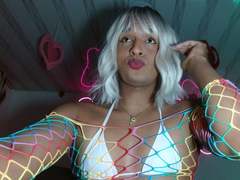 IdiiaLatina - blond shemale webcam at xLoveCam