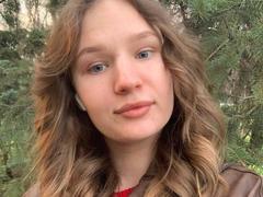 IndyVi - female with brown hair webcam at xLoveCam