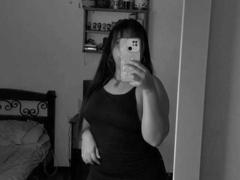 InnocenthaZel - female with black hair webcam at xLoveCam