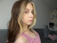 IoneTrosper - female with brown hair webcam at xLoveCam