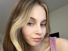 IoneTrosper - female with brown hair webcam at xLoveCam