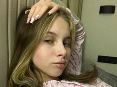 IoneTrosper - female with brown hair webcam at xLoveCam