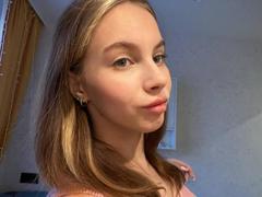 IoneTrosper - female with brown hair webcam at xLoveCam