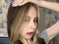 IoneTrosper - female with brown hair webcam at xLoveCam