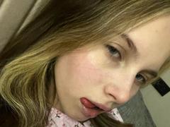 IoneTrosper - female with brown hair webcam at xLoveCam