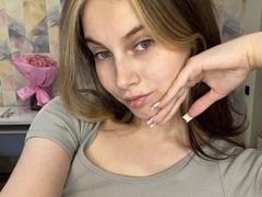 IoneTrosper - female with brown hair webcam at xLoveCam