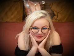 IrynaLyna - blond female with  small tits webcam at xLoveCam