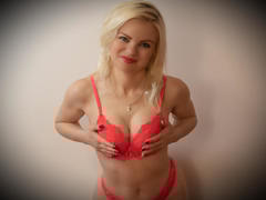 IrynaLyna - blond female with  small tits webcam at xLoveCam