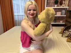 IrynaLyna - blond female with  small tits webcam at xLoveCam