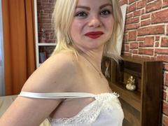 IrynaLyna - blond female with  small tits webcam at xLoveCam