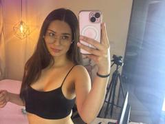 IsaDoux - female with brown hair webcam at xLoveCam