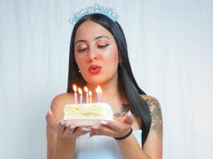 IsaSmithh - female with black hair and  small tits webcam at xLoveCam