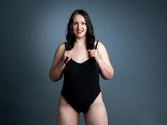 IsabelBlackberry - female with brown hair webcam at xLoveCam