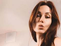 IsabelKiss - female with brown hair webcam at xLoveCam