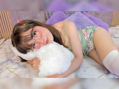 IsabelaPetit - female with brown hair webcam at ImLive