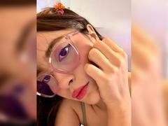 IsabelaPetit - female with brown hair webcam at ImLive