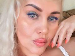 IsabellaBoni from xLoveCam