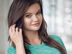 IsabellaaCute from xLoveCam