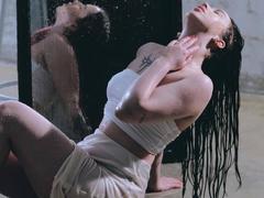 IsabelleDiorr - female with brown hair webcam at ImLive