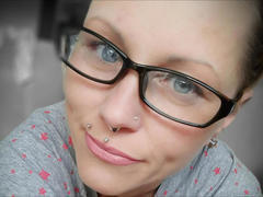 Izabella-mit-Z-hot - female with brown hair webcam at xLoveCam