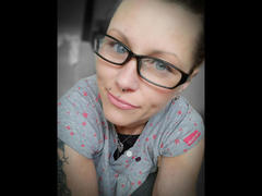 Izabella-mit-Z-hot - female with brown hair webcam at xLoveCam