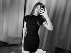 JennaCash - female with brown hair webcam at xLoveCam