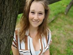 JojoKiss-hot - female with brown hair webcam at xLoveCam