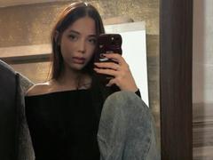 JudiBeedoo - female with brown hair and  big tits webcam at xLoveCam