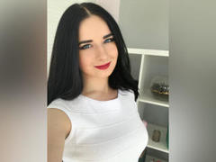 JudyLaVida - female with brown hair and  small tits webcam at ImLive