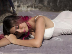 JuliaGarciax - female with brown hair webcam at xLoveCam