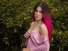 JuliaGarciax - female with brown hair webcam at xLoveCam