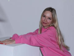 JuliaShorter - blond female webcam at LiveJasmin